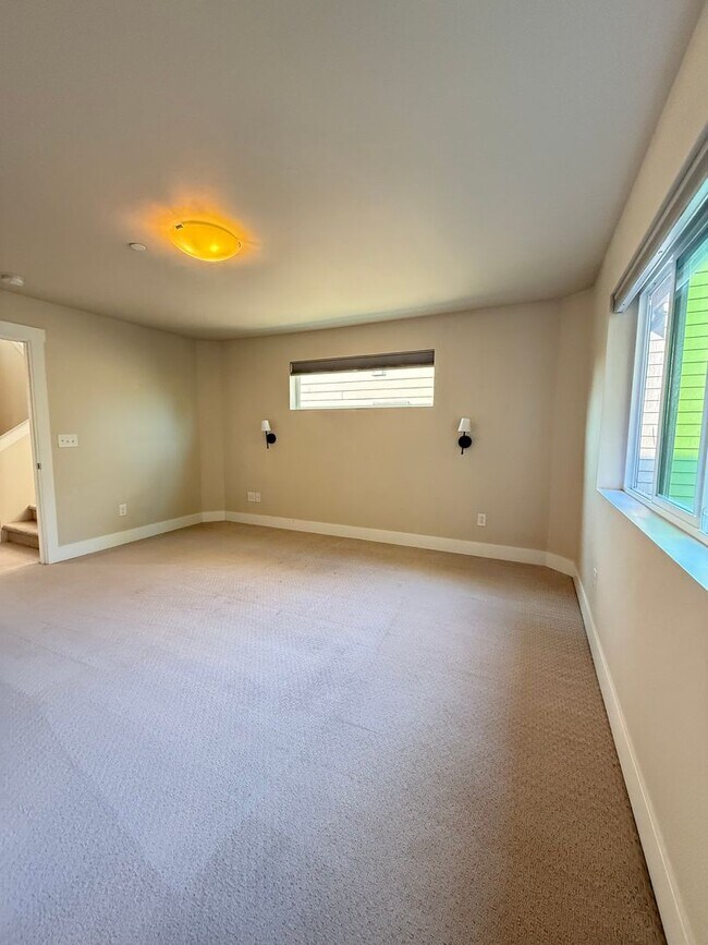 Building Photo - Modern 4 Bed, 3.5 Bath Lynnwood Home – Pri...