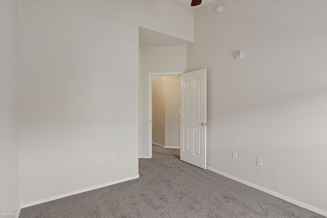 Building Photo - 2 br, 2.5 bath Condo - 240 W Juniper ave U...