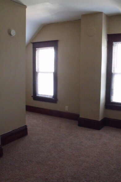 Building Photo - 22 16th Ave N