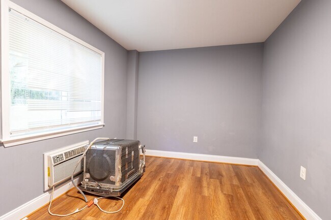 Building Photo - Charming 2 BR/1 BA Apartment in Anacostia!