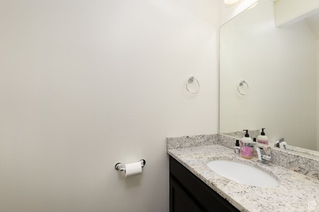 Building Photo - Springville Townhome