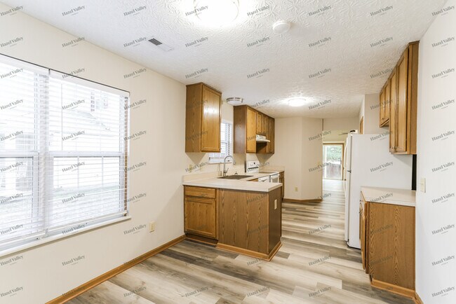 Building Photo - 6161 Kensington Glen Dr