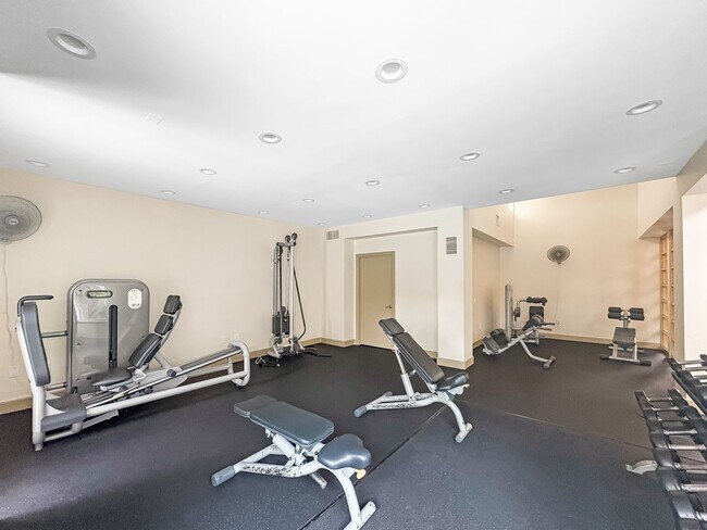 Building Photo - Modern 2B/2BA Condo with Balcony & Ameniti...