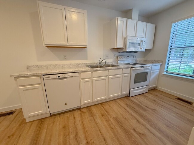 Building Photo - 4247 The Oaks Dr
