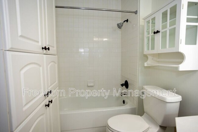 Building Photo - 2204 Westcourt Ln