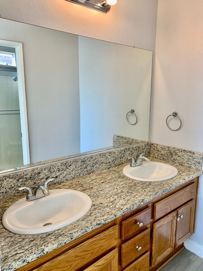 Building Photo - Nice Single Story Home