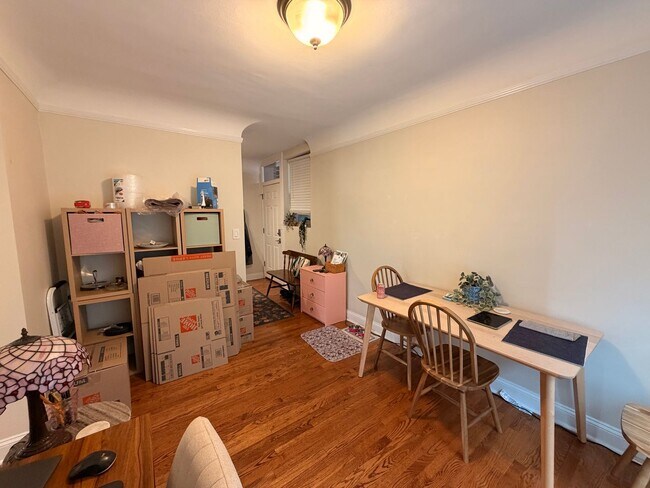 Building Photo - Nice 1 Bed w/Dining Room and Newer Kitchen and Bath at Roger's Glenwood District