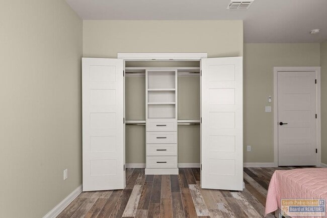 Building Photo - 618 N Shore Dr