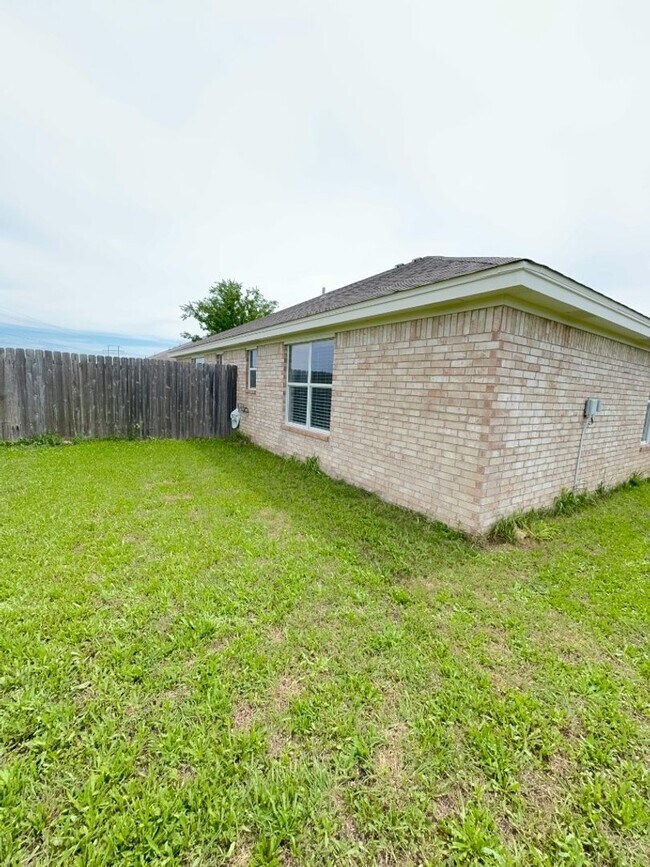 Building Photo - 2801 Seabiscuit Dr