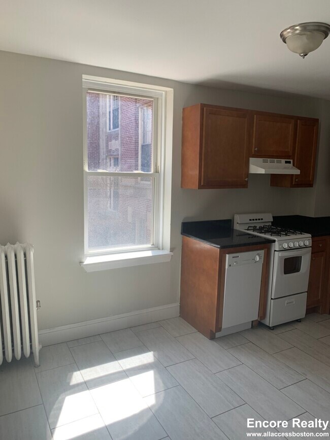 Building Photo - 70 Joy St