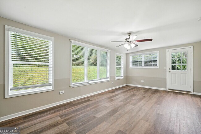 Building Photo - 2493 Miriam Ln