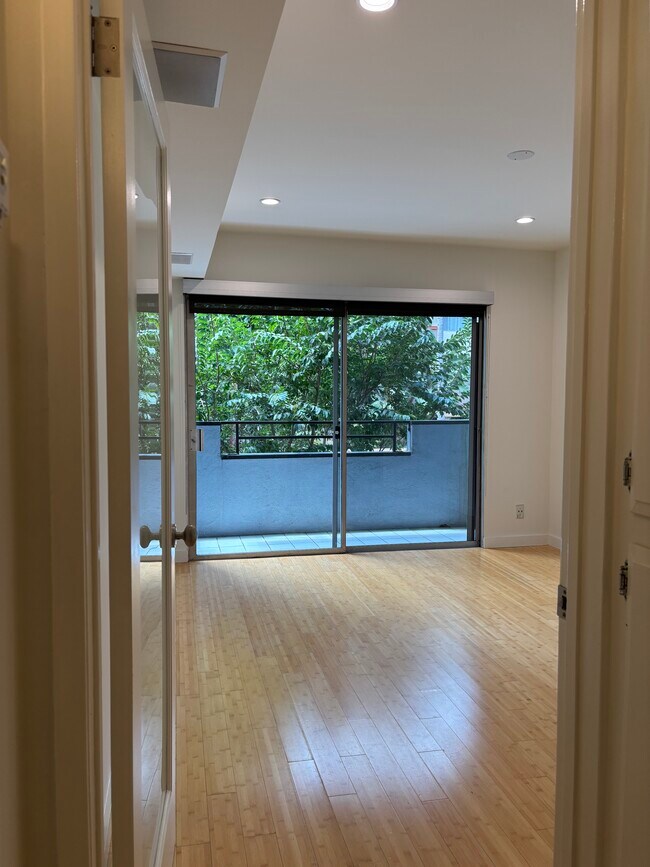 Building Photo - 1250 N Kings Rd