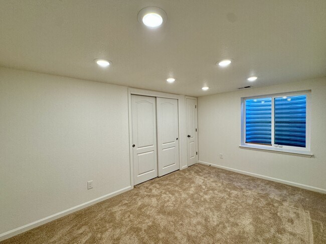 Building Photo - 25980 E Davies Dr