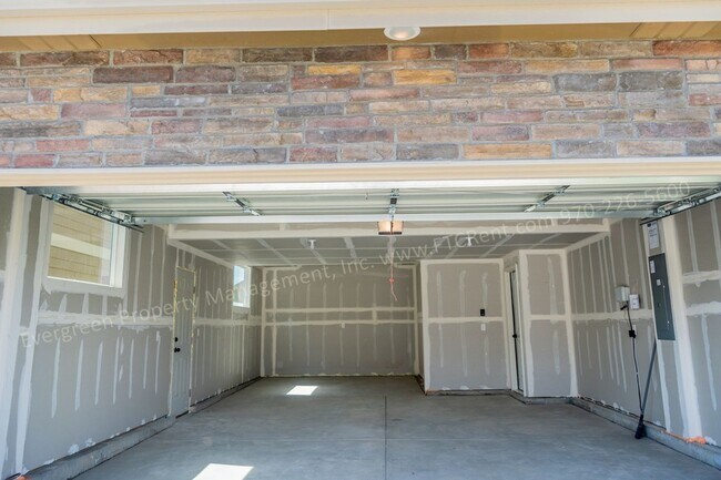 Building Photo - Gorgeous 4-Bed, 2.5 Bath Home in Windsor!