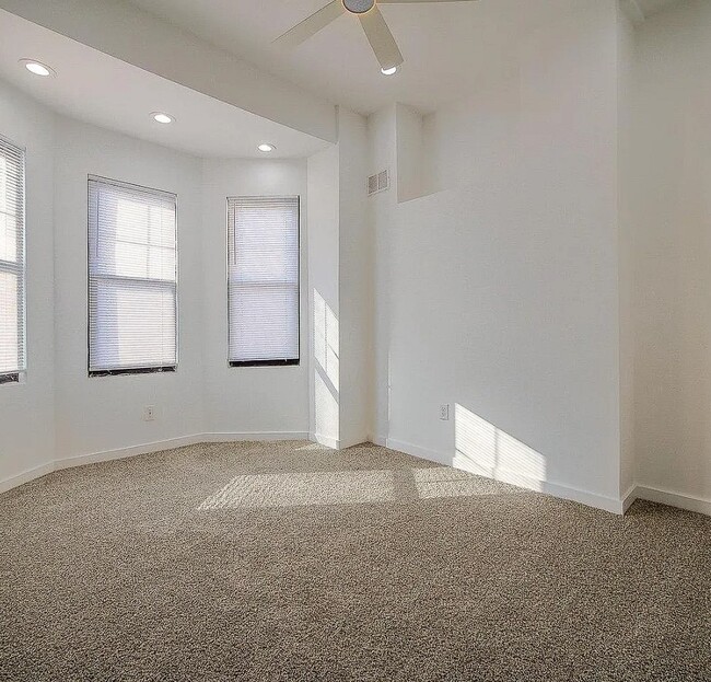 Building Photo - 913 S Yewdall St