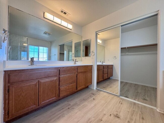 Building Photo - Beautiful 3 Bedroom two story South Temecu...