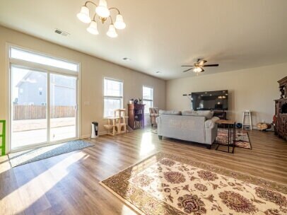 Building Photo - HUGE Owner's Suite!