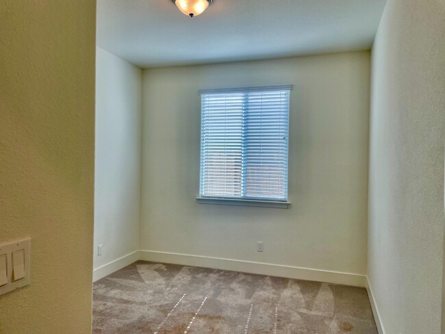 Building Photo - 1112 Pearl Dr