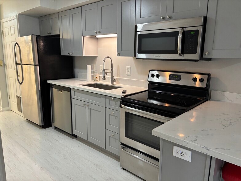 Building Photo - 2730 Brownsboro Rd