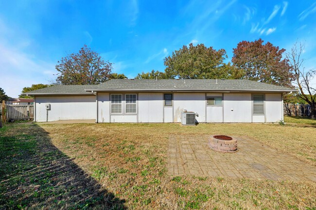 Building Photo - Great 3 bedroom 1 bathroom house that is a...