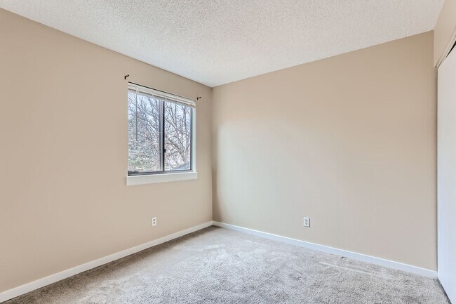 Building Photo - 5 bedroom Home in Cherry Creek School District! Great location- low maintenance yard! $500 off 1s...