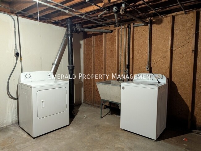 Building Photo - 562 N Mulford Rd