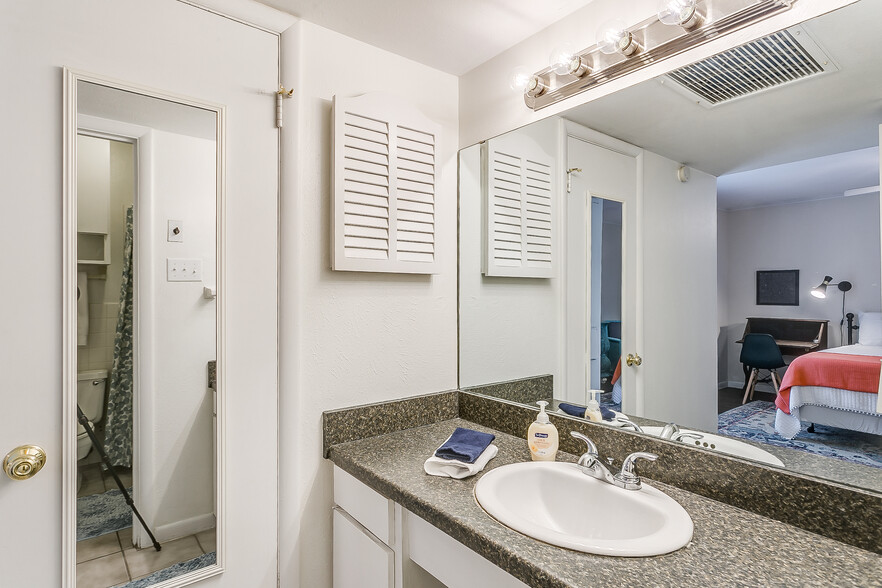 Bath with dressing area and walk-in closet - 4901 Bryce Ave