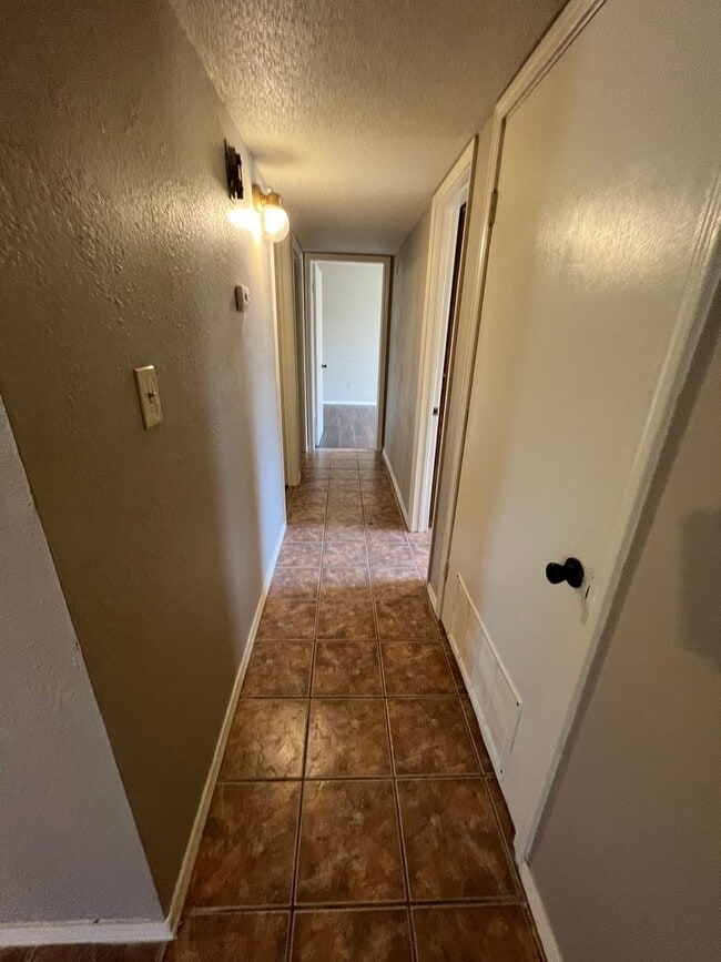 Building Photo - 3 Bed 1.5 Bath Total Electric House, With 1 Car Garage. Yard Care Included.