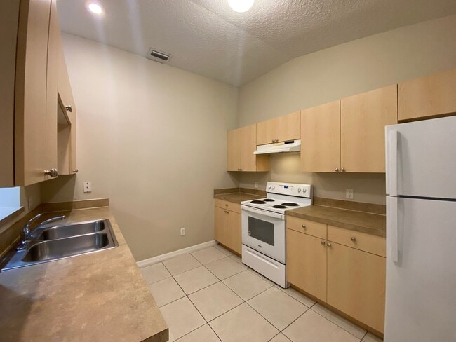 Building Photo - 2 Bedroom, 2 Bath Duplex with 1 Car Garage...