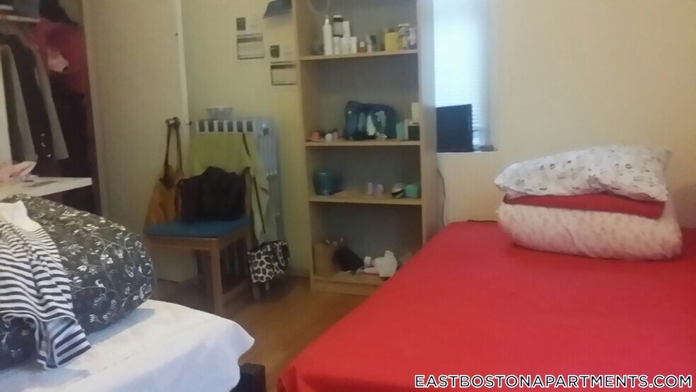 Building Photo - 210 Maverick St