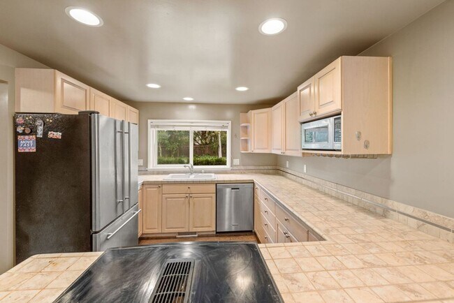 Building Photo - Nice 4-bed, 2-bath single-family home with...