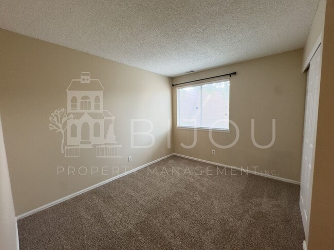 Building Photo - Beautiful 2 Bed, 2 Bath