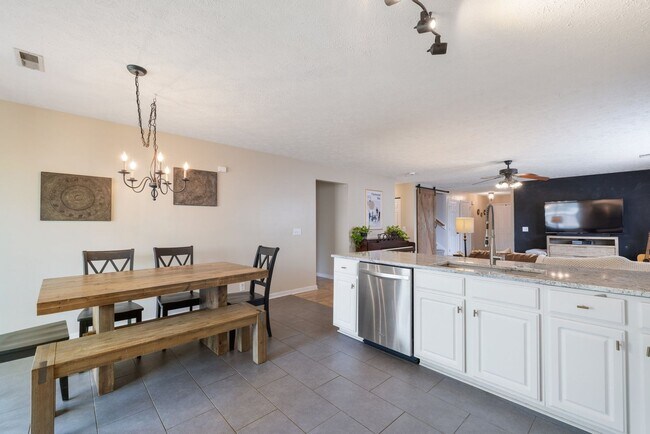 Building Photo - Single Family Home For Lease