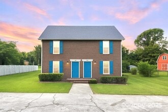 Building Photo - 606 Bethpage Rd