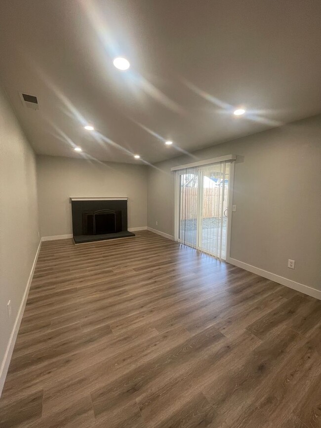 Building Photo - Newly Remodeled 5 Bedroom 3 Bath Home in C...