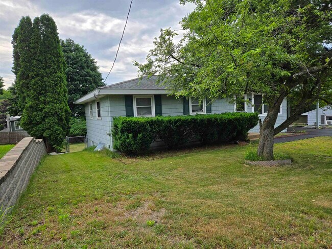 Building Photo - 384 Huse Rd
