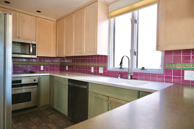 Building Photo - 1605-1612 E Seal Way