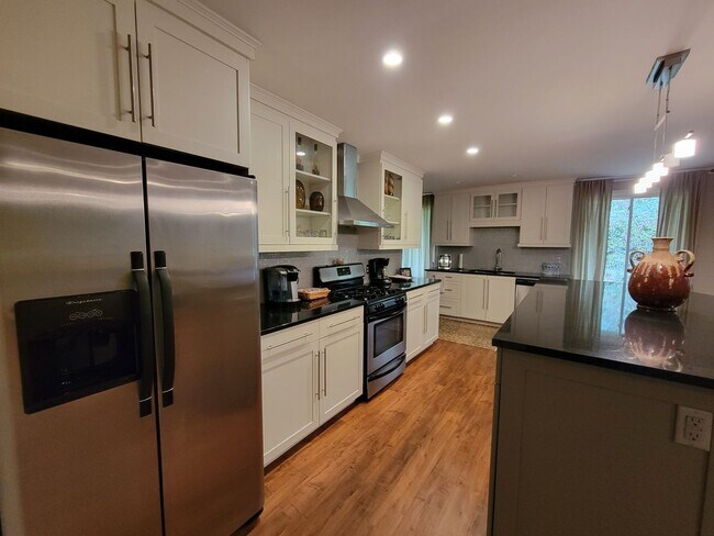 Building Photo - Massive 3 bed 3 bath on Boulevard!