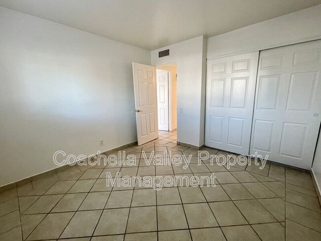 Building Photo - 585 E Cottonwood Rd