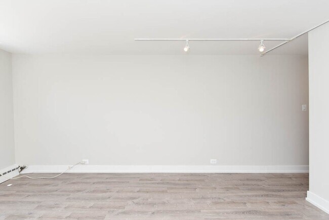 Building Photo - 450 W Wellington Ave