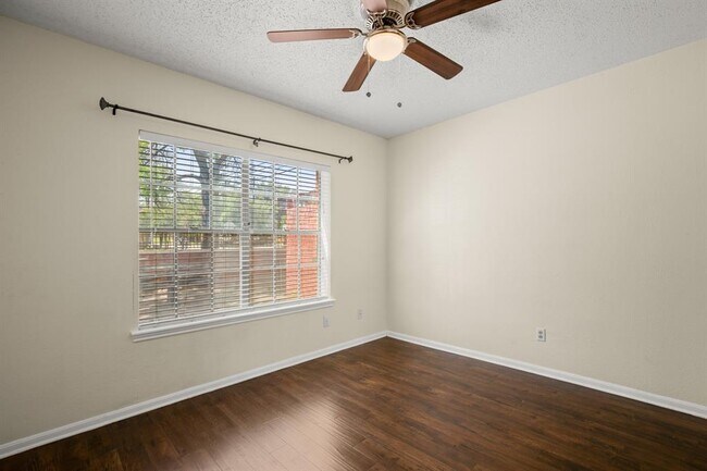 Building Photo - 712 W 21st St