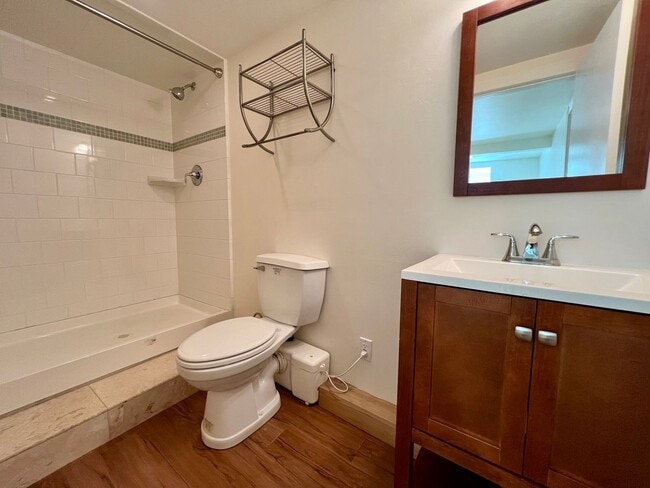 Building Photo - Cozy 1 bedroom with Kitchenette available now! - $1,700/mo