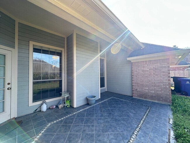 Building Photo - BEAUTIFUL HOME IN AZALEA GARDENS