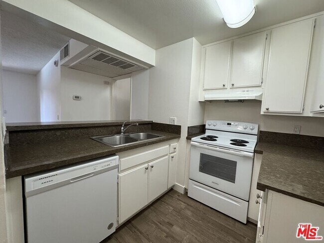 Building Photo - 15425 Sherman Way