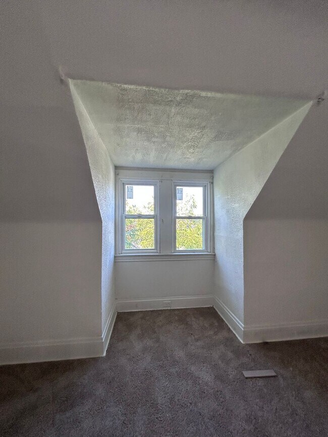 Building Photo - Large 4 Bedroom 1 Bathroom House (Marshall...