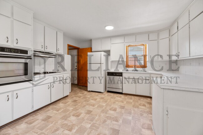 Building Photo - 1022 S Capri Ln