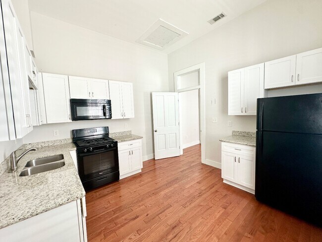 Building Photo - Beautiful! 1 Bedroom 1 Bath Duplex in Central City!
