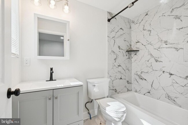 Building Photo - 746 Pine St