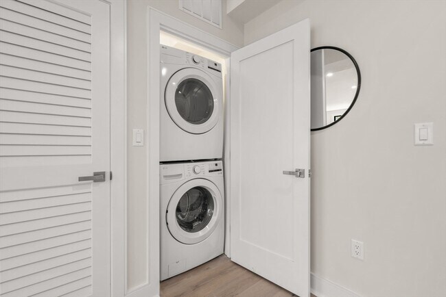 Building Photo - 260 Elm St