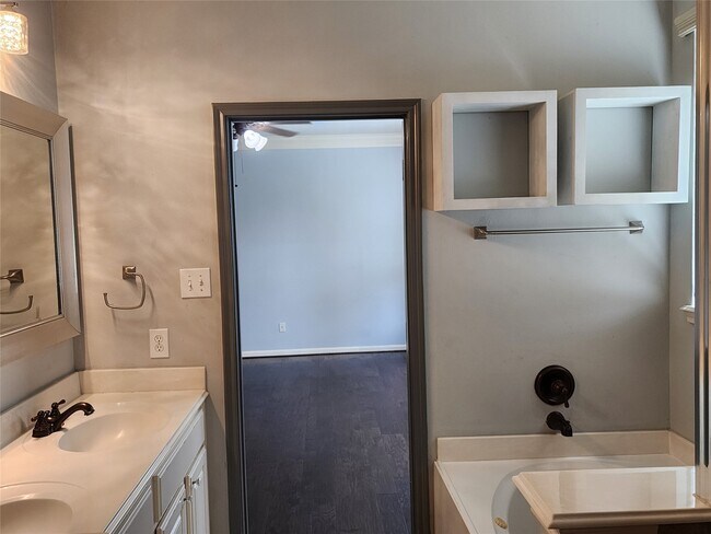 Building Photo - 16935 Jelly Park Stone Dr
